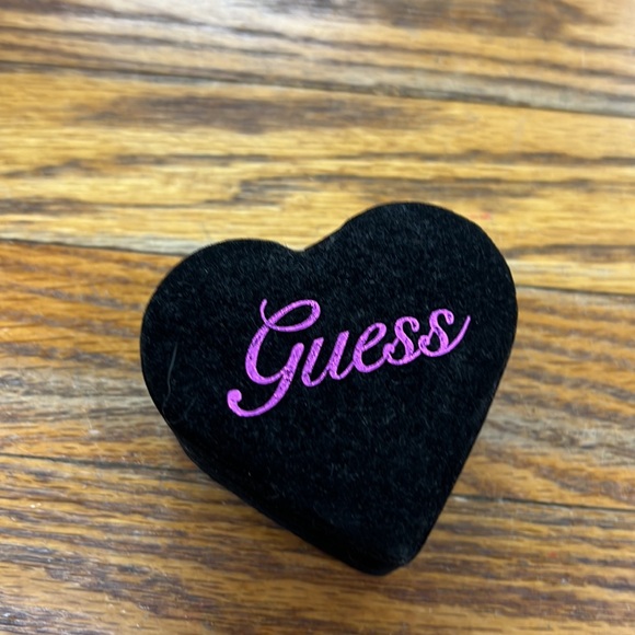 GUESS | large silvertone rhinestone/pearl flower ring size 7 INCLUDES BOX - Picture 4 of 6